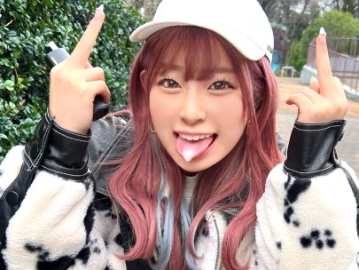 【ライブチャットでエロ配信♡】 素人娘がプライベートなエロを大公開！ クンニでトロトロになったマ〇コに生挿入、顔射からの連続ピストンでイキまくり！