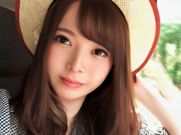 【車内フェラからホテルへ】『誰かに見られちゃう…』緊張感MAXの車内で、美少女がデカチンをじゅぽじゅぽフェラ！我慢できずにホテルへ直行し、2回戦では激しいセックスで感じまくる！車内からホテルまで、エロさ全開の2本立て！♡