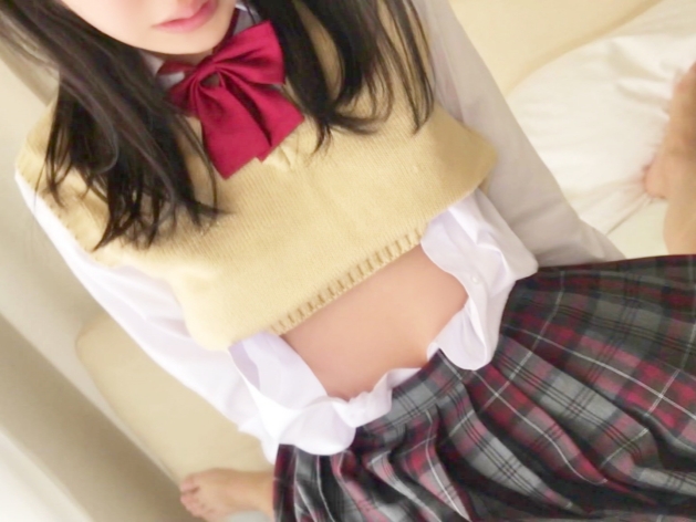 【制服美少女の危険な遊び】『ダメ…でも気持ちいい…』ロリっ娘JKが制服姿でエッチなコスプレに挑戦！フェラから本番まで、制服のままエッチなことしちゃう♥