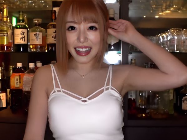 【スポーツバー店員の裏バイト】『気持ちいい…』フェラ上手な素人娘がチ○ポをジュルジュル舐め回し、騎乗位で腰振り絶頂！！エロすぎる本気セックス♡