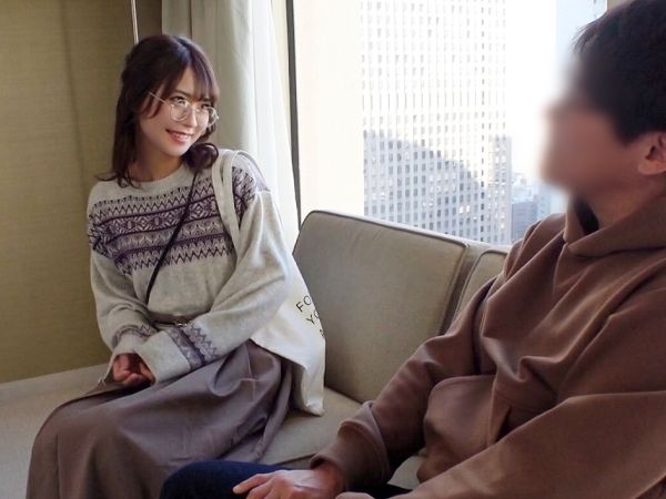 【ナンパでゲット！】 キュートなメガネっ娘受付嬢と即ハメ♡ 寂しさを埋める激しいバックで腰フリまくり！