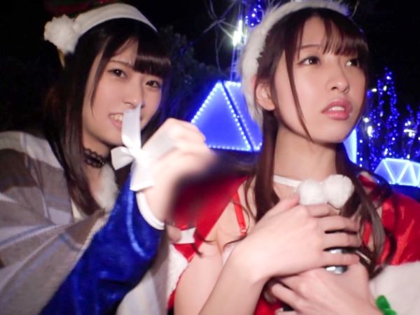 【クリスマスナンパ】サンタコス美女2人組をゲット！お酒でほろ酔い気分、キスでエロモード全開！手マンでアソコは大洪水、おしっこ漏れそうなほど感じちゃう♡
