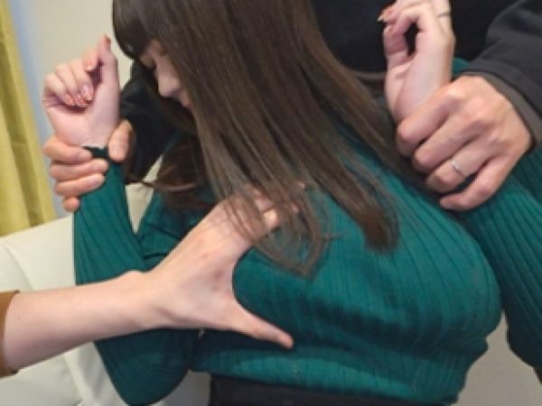 【NTR人妻の禁断体験】「ダメ…挿っちゃう…」巨乳妻が友人のデカチンに堕ちる！夫の命令で擦るだけのはずが、我慢できず挿入！嫌がりながらも感じてしまう背徳の快感に悶える人妻…