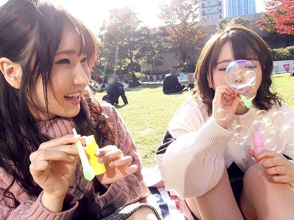 【芝生で遊ぶJDをナンパ】『気持ちいい…もっと！』超カワイイ女子大生2人をゲットして即パコ！正常位で生ハメされ、無邪気な笑顔で感じまくるド淫乱なJDたち♥無防備なオマンコにたっぷりザーメン注入！