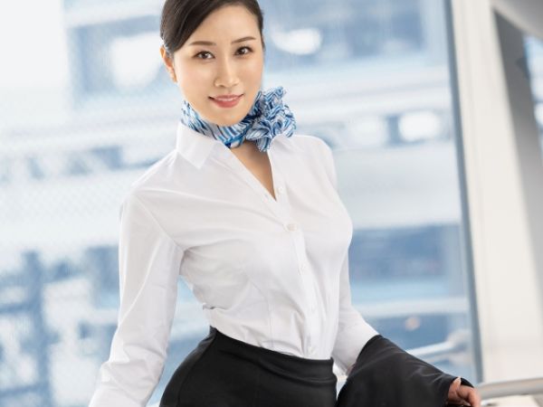 【美熟女CAの淫らなフライト】『誰にも言えない…』性に奔放な現役CAが夫とセフレだけじゃ物足りず、機内で見つけた好みの男と生ハメ濃厚セックス♥空の上で淫らに交わる！！