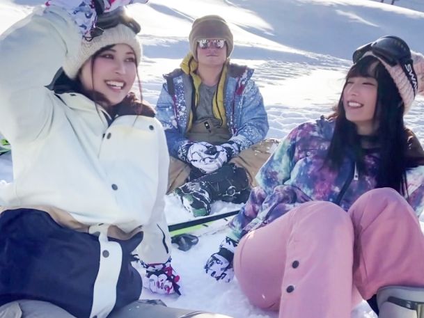 【素人ナンパ】ゲレンデで白い雪に映える美白女子大生二人組をナンパして飲み会でパコった！オモチャで潮吹きだすドスケベマ