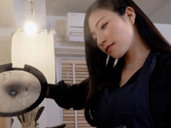 【家庭的奥さんの危険な火遊び】美巨乳スレンダー人妻が旦那に内緒で不倫性交！立ちバックで激しく突かれ、騎乗位で腰を振りまくる！家庭の顔と淫乱な顔のギャップがヤバい！