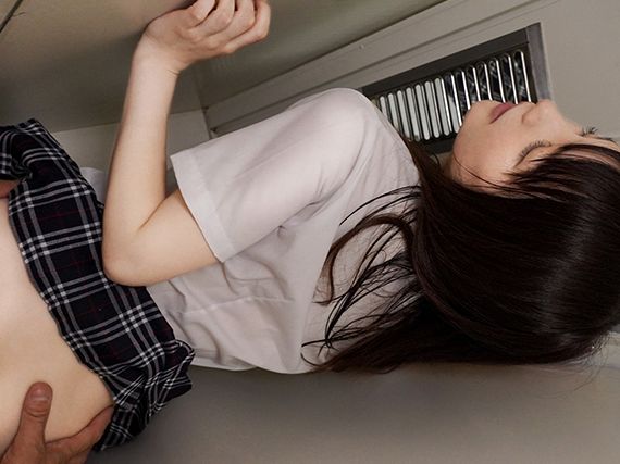 【制服美少女と密着エッチ】『誰かに聞こえちゃう…』極狭ロッカー内で超密着！声を押し殺しながらも感じまくる制服娘と、ささやき声の暴走FUCKで悶絶☆