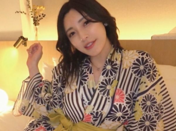 【三十路人妻の危険な旅】『旦那には内緒よ…』SSS級の美熟女が、禁断の不倫旅行で他人チンポに溺れる！ 旦那以外の男に翻弄され、生チンポを咥え込み、手コキ＆バキュームフェラでご奉仕♥ 口内射精の快感に悶える人妻の淫らな顔… 三十路の色気とエロさが爆発する、背徳の旅路！ 旦那には見せられない、人妻の隠された性欲が全開！