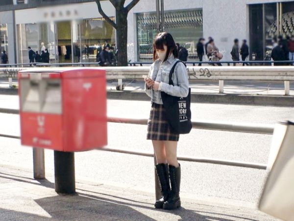 【上京したてのバスガイドさん】青森から来た20歳の色白美尻娘がコスプレで大胆変身！初めての潮吹き絶頂に悶絶、美尻打ち付けて感じまくるエロすぎるセックス！！